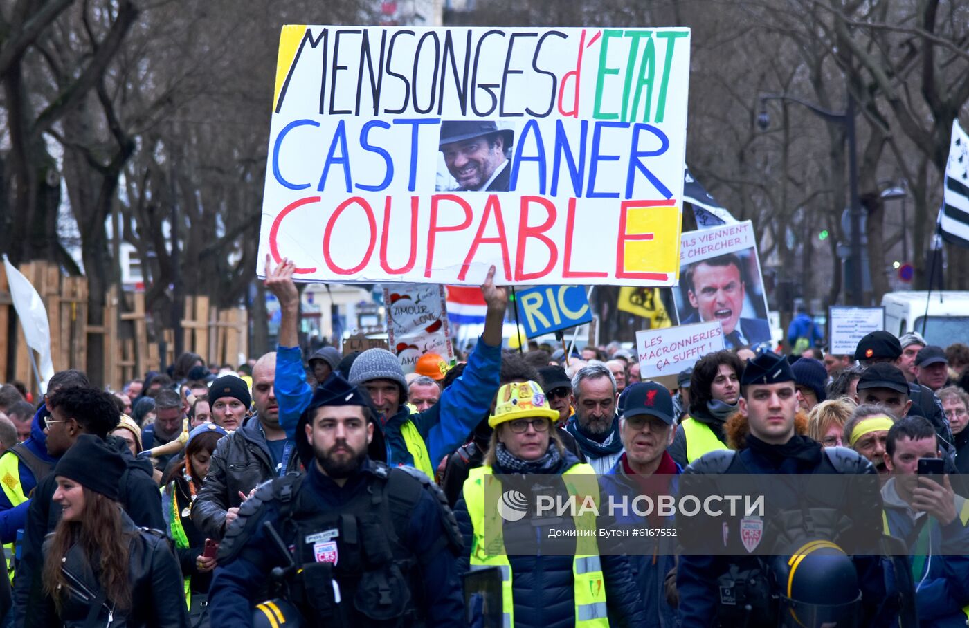 Участники акции протеста "жёлтых жилетов" в Париже, выступающие с требованием не повышать налог на топливо и цены на бензин. Недовольные социальной политикой французских властей участники движения продолжают выходить на улицы по всей стране, несмотря на объявленные руководством Франции меры для успокоения обстановки. Место: Франция, Париж. Автор: Доминик Бутен/РИА Новости. Акция протеста "желтых жилетов" в Париже
