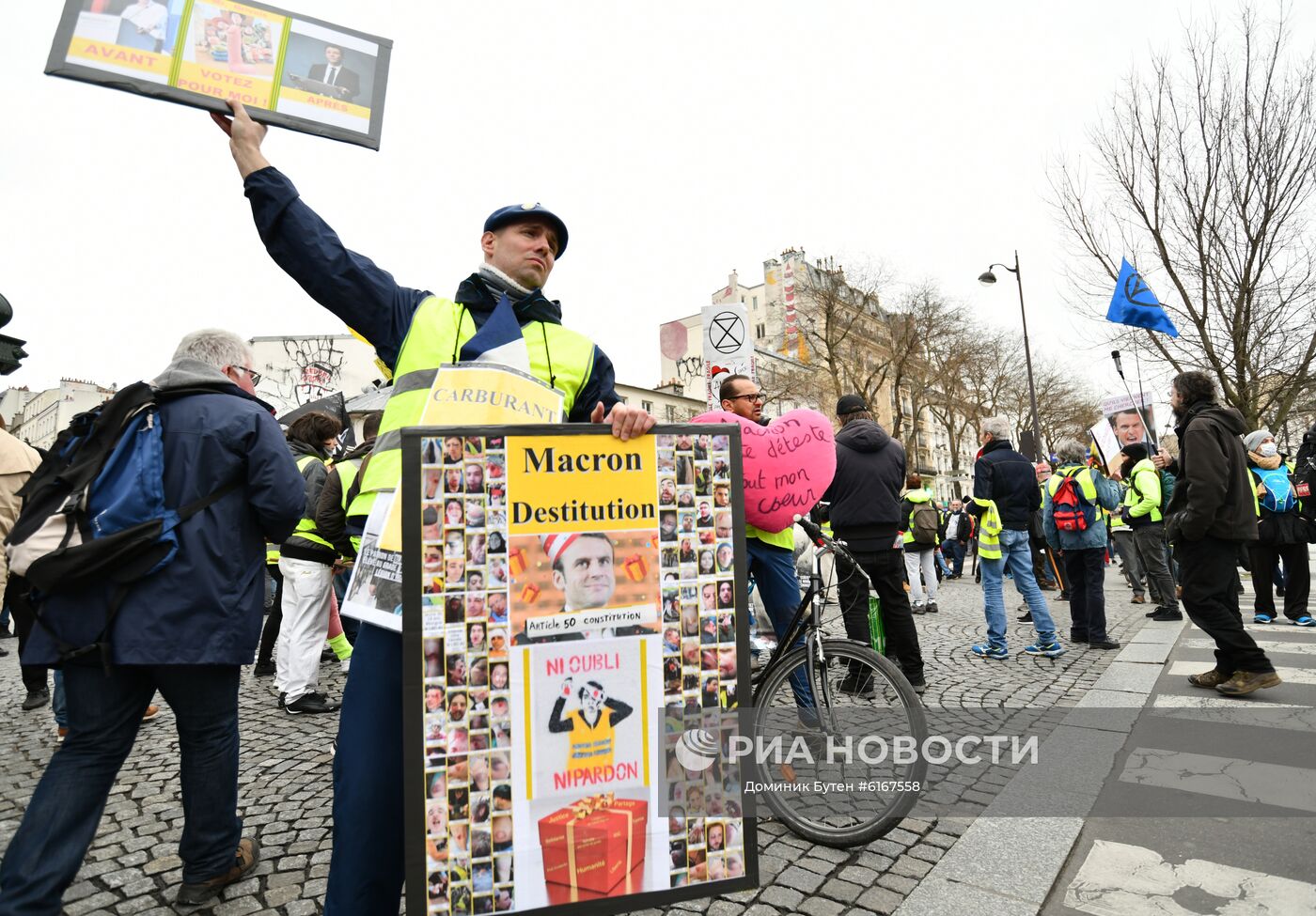 Участники акции протеста "жёлтых жилетов" в Париже, выступающие с требованием не повышать налог на топливо и цены на бензин. Недовольные социальной политикой французских властей участники движения продолжают выходить на улицы по всей стране, несмотря на объявленные руководством Франции меры для успокоения обстановки. Место: Франция, Париж. Автор: Доминик Бутен/РИА Новости. Акция протеста "желтых жилетов" в Париже
