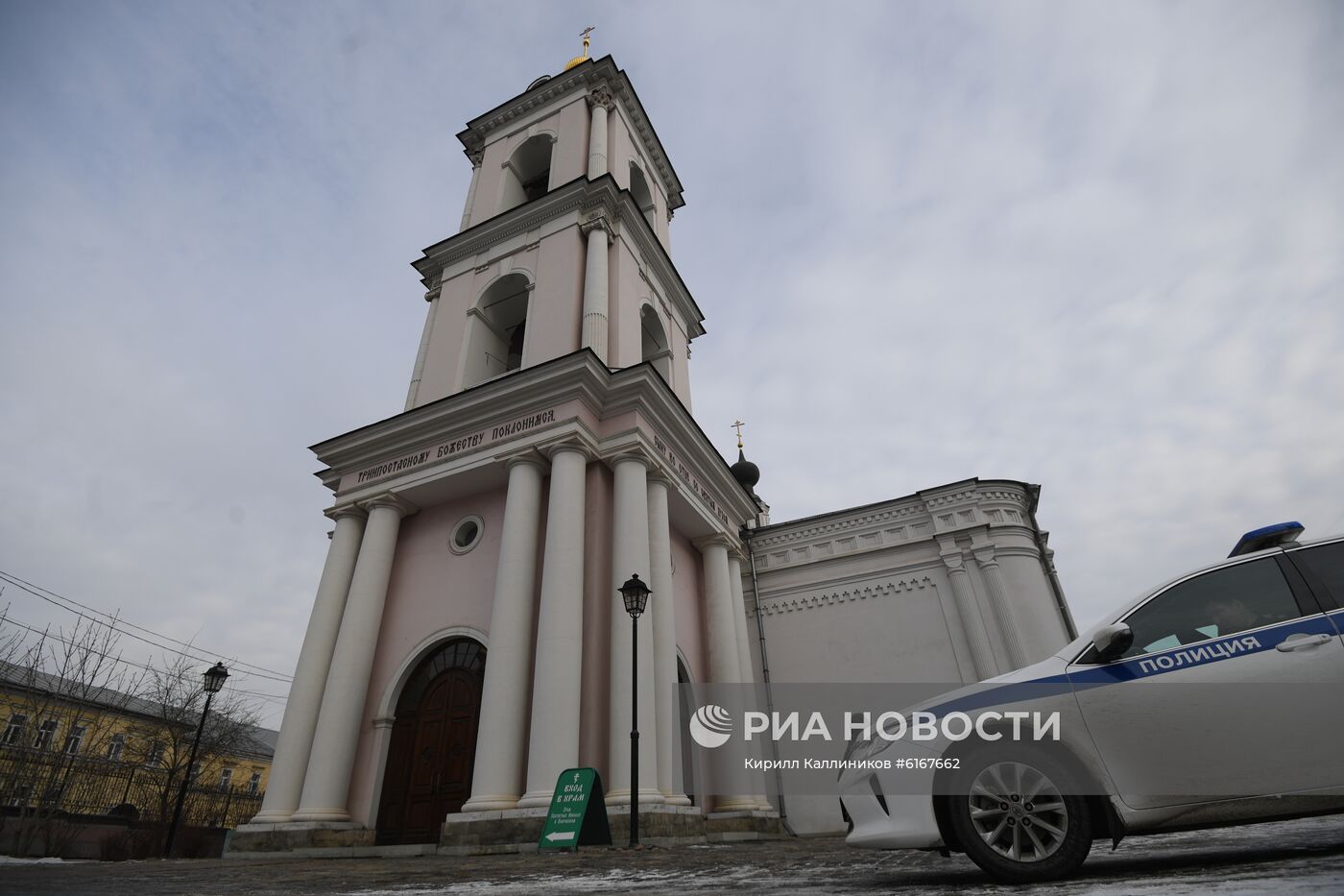 В Москве мужчина с ножом ранил двух прихожан храма