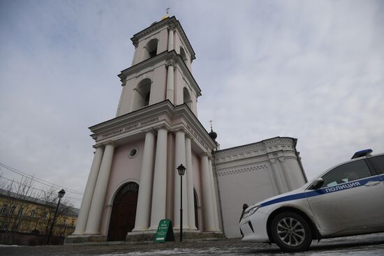В Москве мужчина с ножом ранил двух прихожан храма