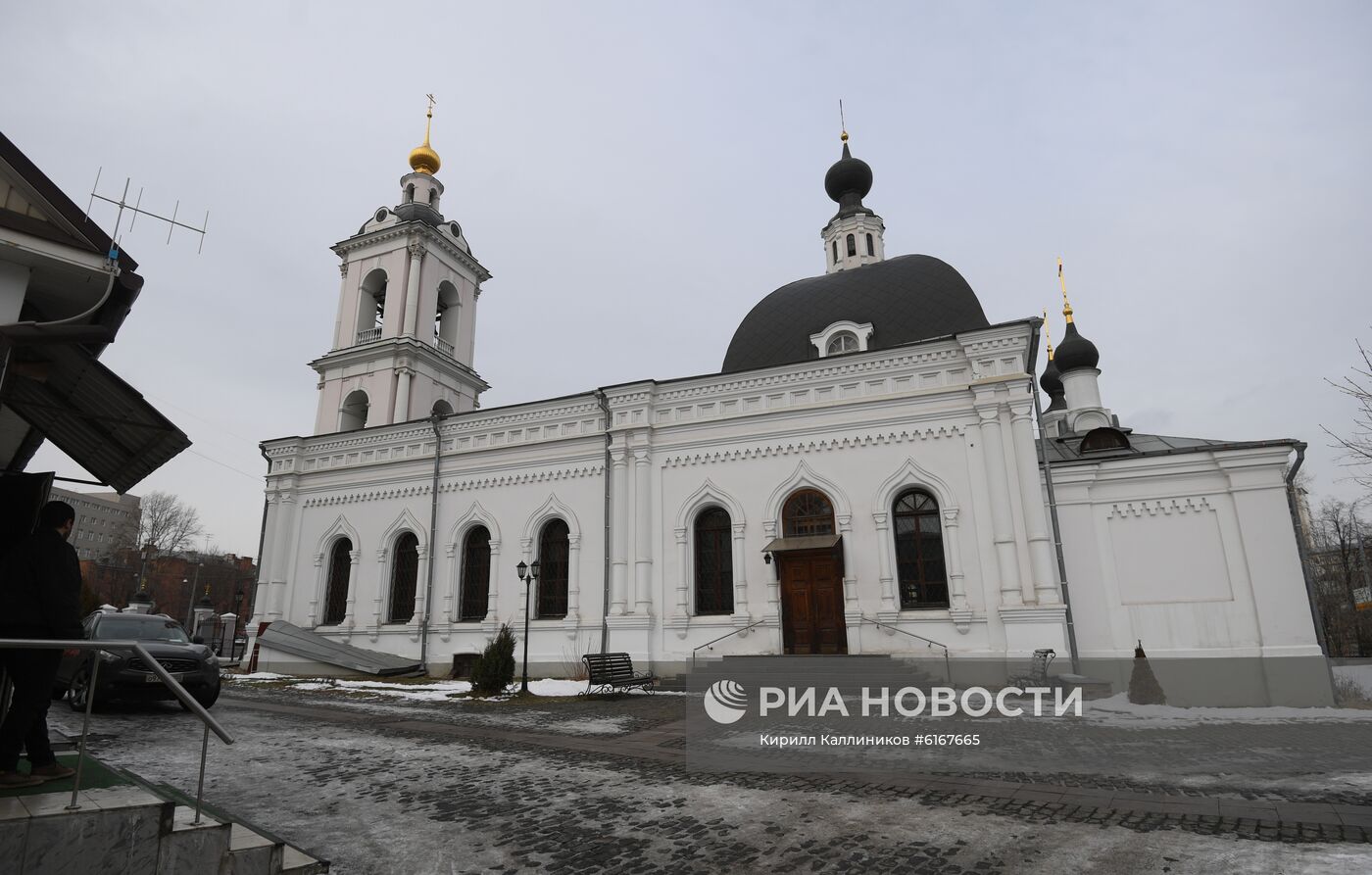 В Москве мужчина с ножом ранил двух прихожан храма