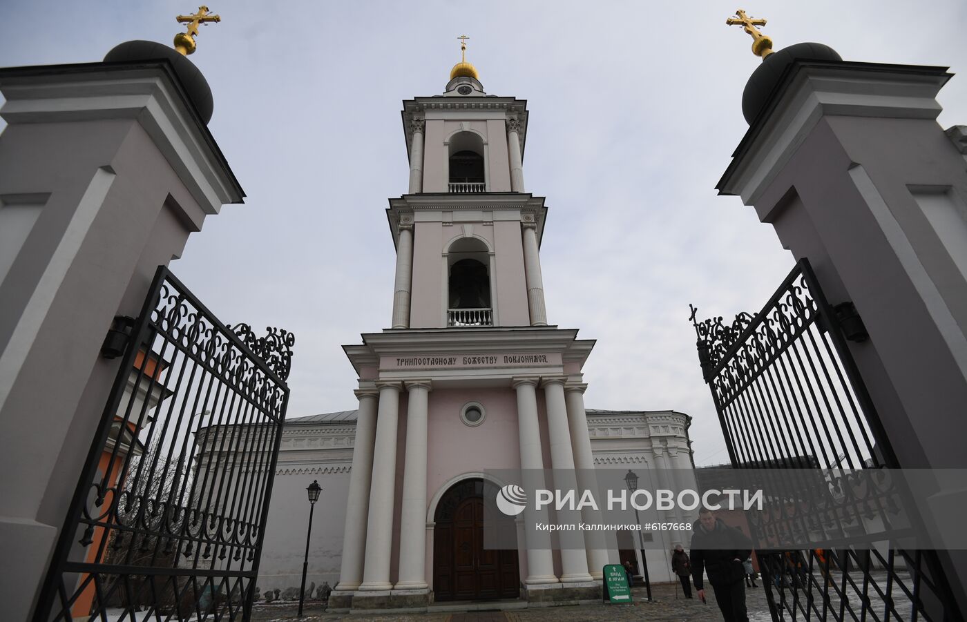 В Москве мужчина с ножом ранил двух прихожан храма