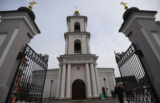 В Москве мужчина с ножом ранил двух прихожан храма