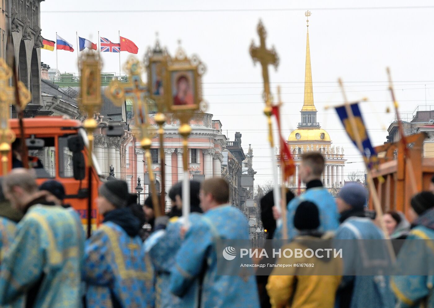 Крестный ход в честь Дня православной молодежи в Санкт-Петербурге