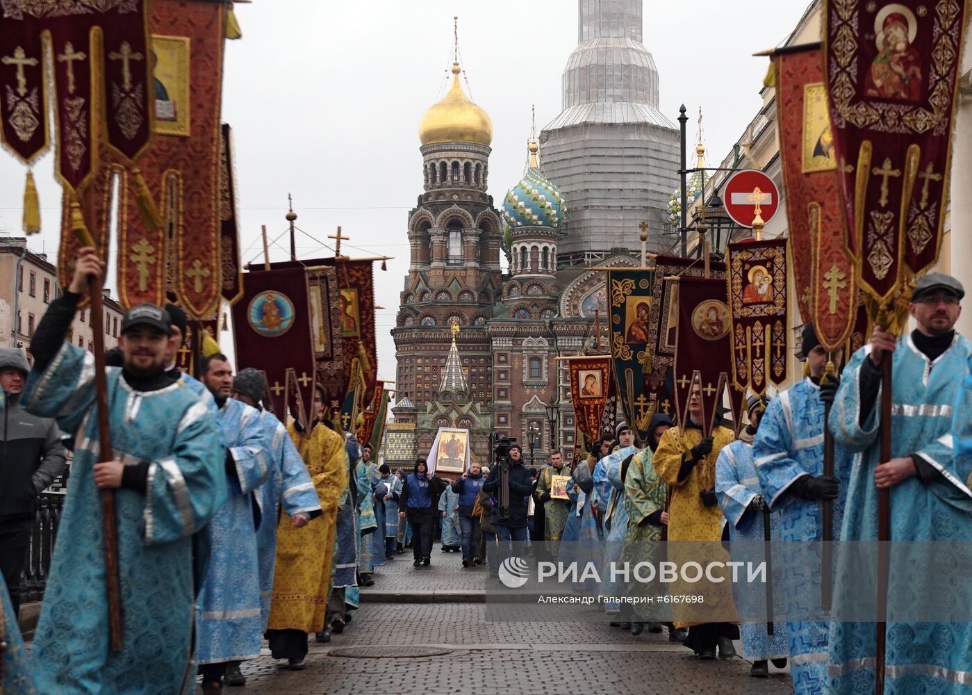 Крестный ход в честь Дня православной молодежи в Санкт-Петербурге