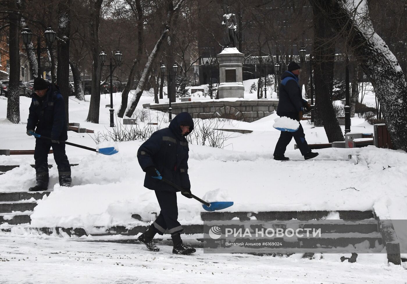 Последствия снегопада во Владивостоке