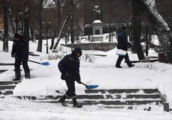 Последствия снегопада во Владивостоке