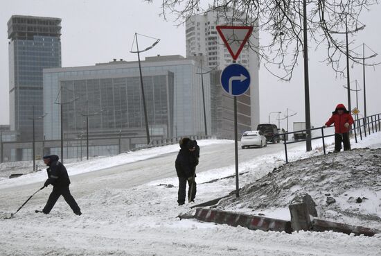 Последствия снегопада во Владивостоке