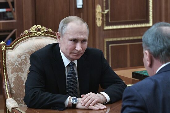 Президент РФ В. Путин встретился с вице-премьером РФ Ю. Борисовым