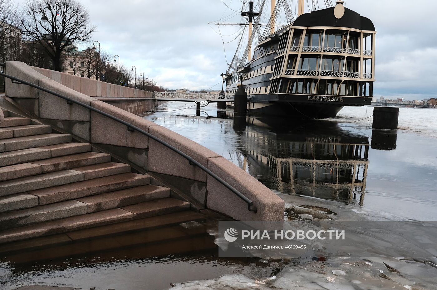 Теплая погода в Москве и Санкт-Петербурге