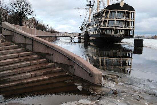 Теплая погода в Москве и Санкт-Петербурге 