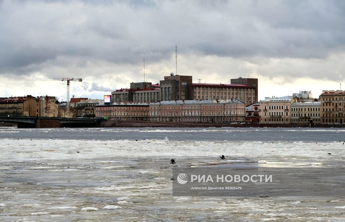 Теплая погода в Москве и Санкт-Петербурге 