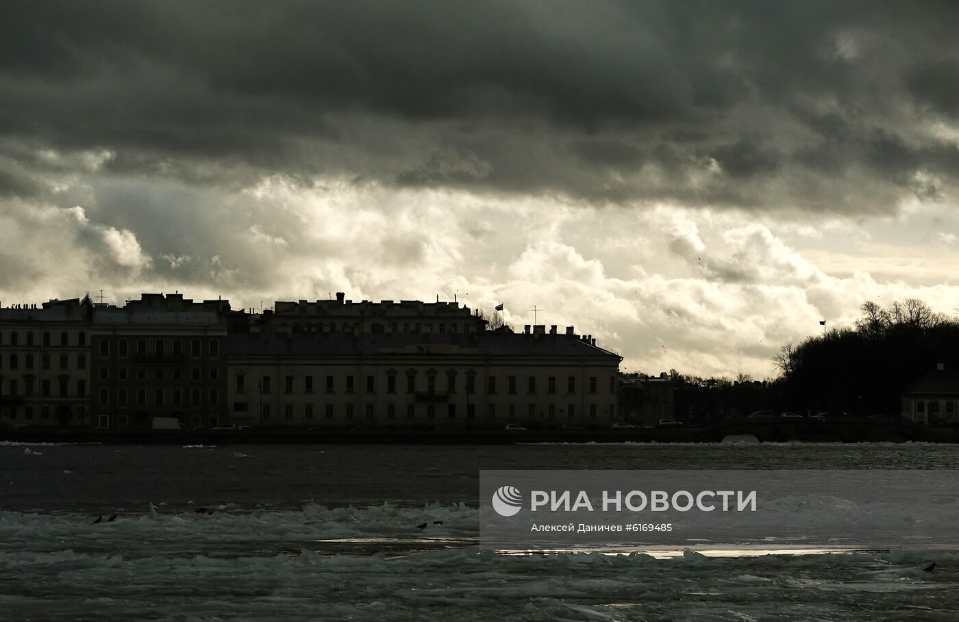 Теплая погода в Москве и Санкт-Петербурге 