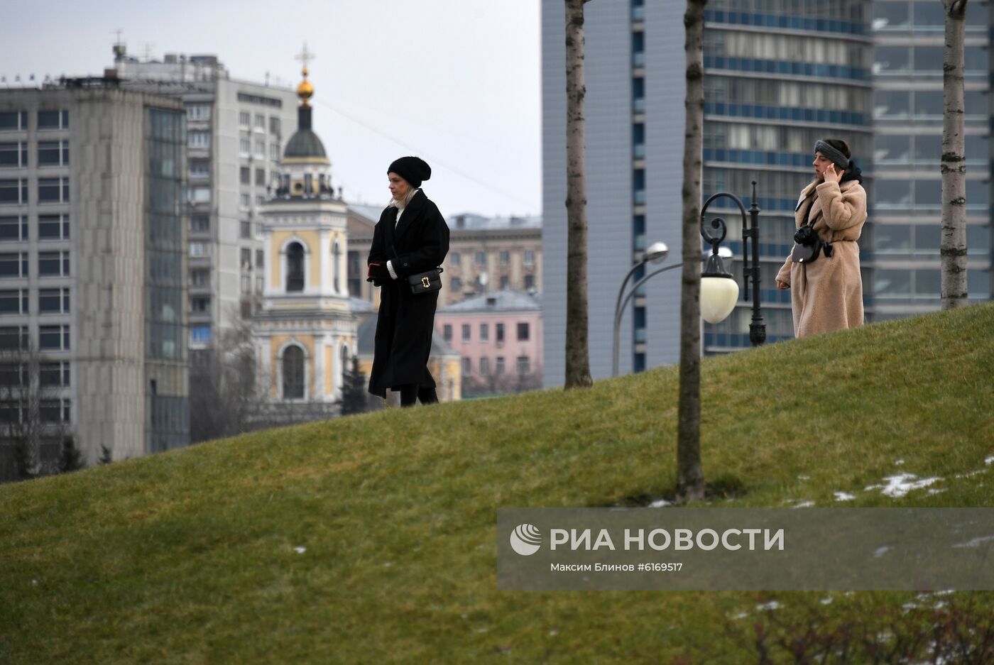 Теплая погода в Москве и Санкт-Петербурге 