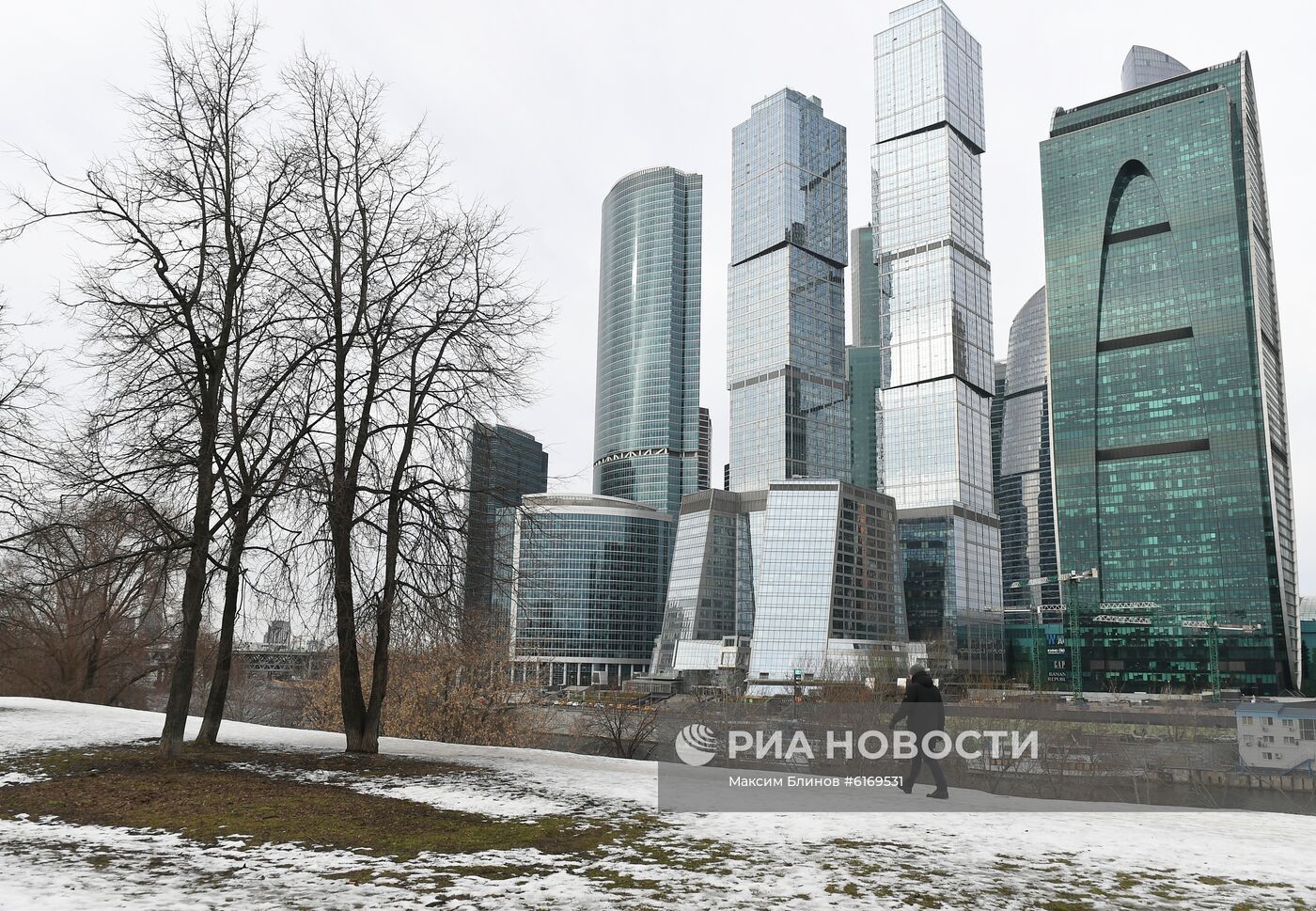 Теплая погода в Москве и Санкт-Петербурге 