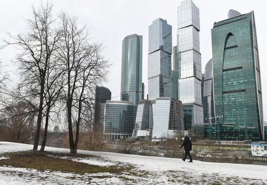 Теплая погода в Москве и Санкт-Петербурге 
