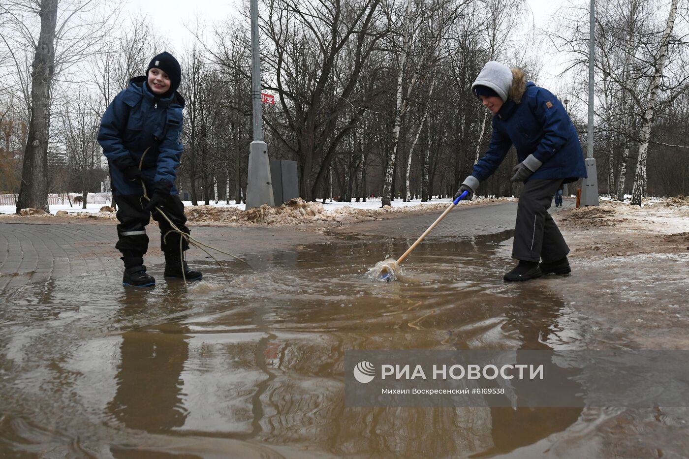 Теплая погода в Москве и Санкт-Петербурге