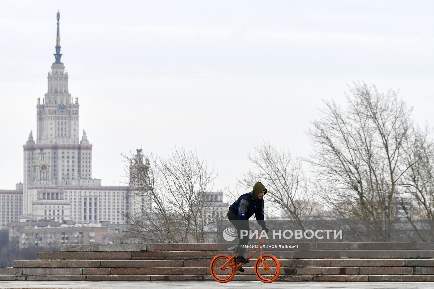 Теплая погода в Москве и Санкт-Петербурге 