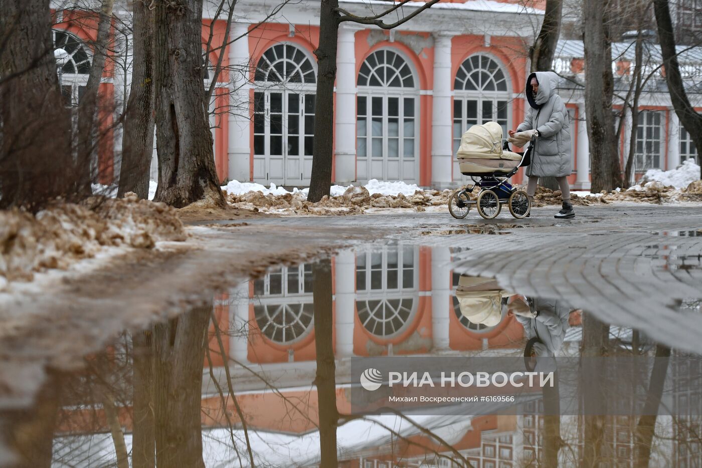 Теплая погода в Москве и Санкт-Петербурге