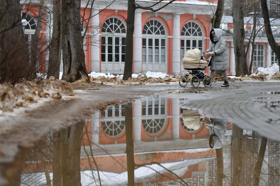 Теплая погода в Москве и Санкт-Петербурге