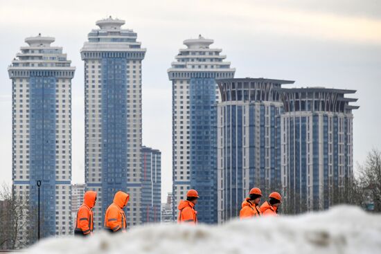 Теплая погода в Москве и Санкт-Петербурге 