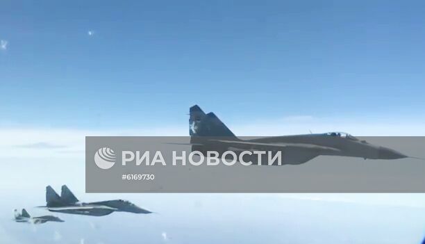Сопровождение истребителями ВВС Сербии самолета министра обороны РФ С. Шойгу 