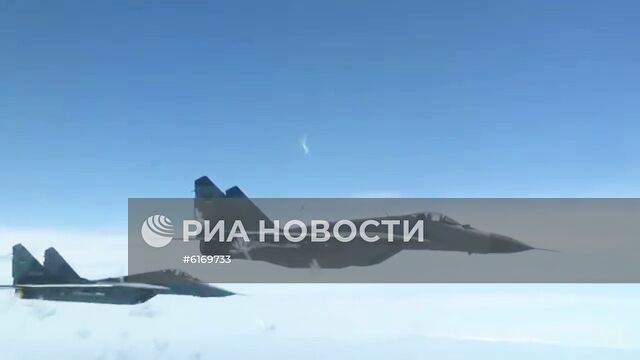 Сопровождение истребителями ВВС Сербии самолета министра обороны РФ С. Шойгу 