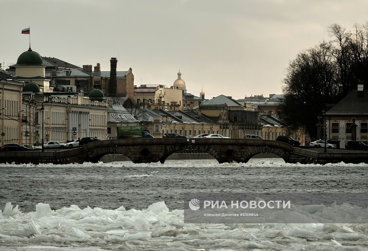 Теплая погода в Москве и Санкт-Петербурге 