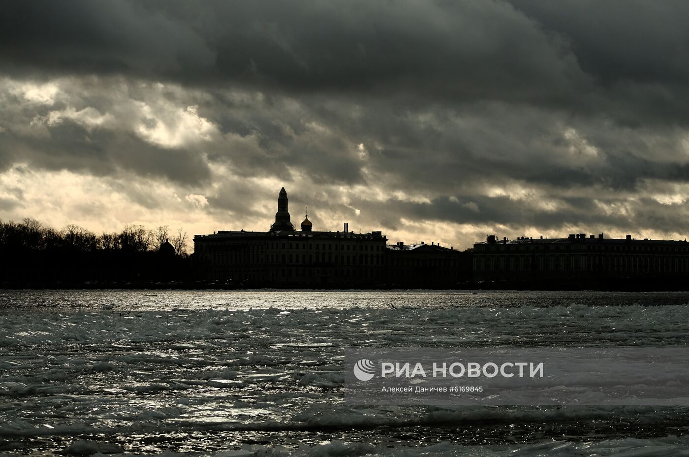 Теплая погода в Москве и Санкт-Петербурге 