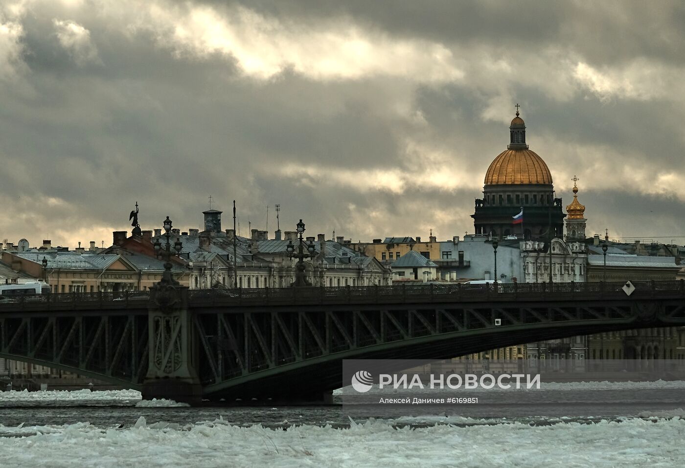 Теплая погода в Москве и Санкт-Петербурге 