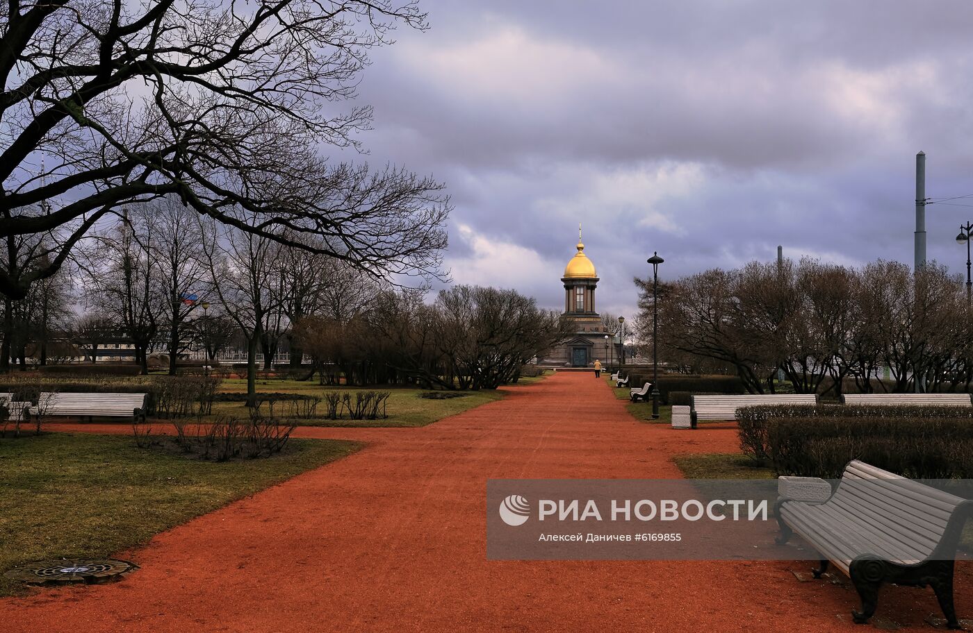 Теплая погода в Москве и Санкт-Петербурге 