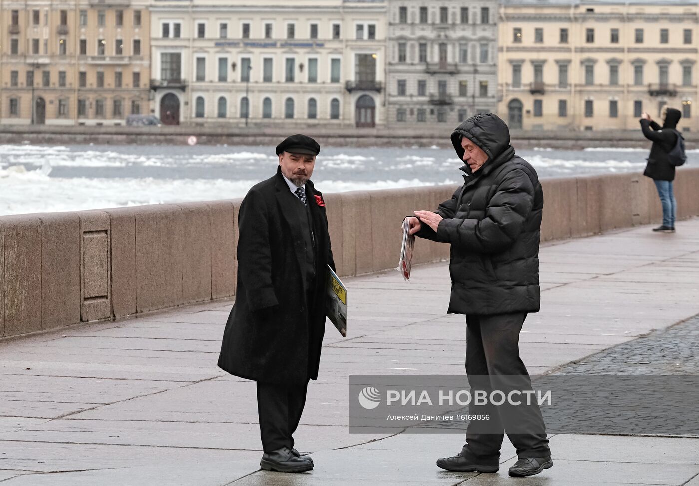 Теплая погода в Москве и Санкт-Петербурге