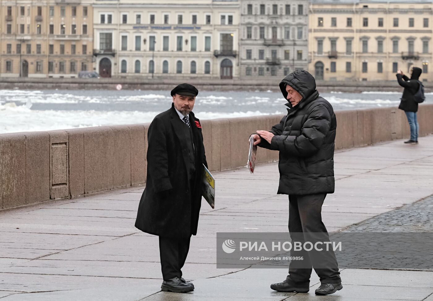 Теплая погода в Москве и Санкт-Петербурге 