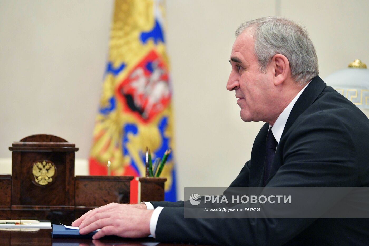 Президент РФ В. Путин встретился с главой фракции ЕР в Госдуме РФ С. Неверовым