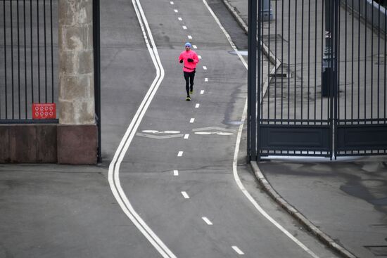 Теплая погода в Москве и Санкт-Петербурге