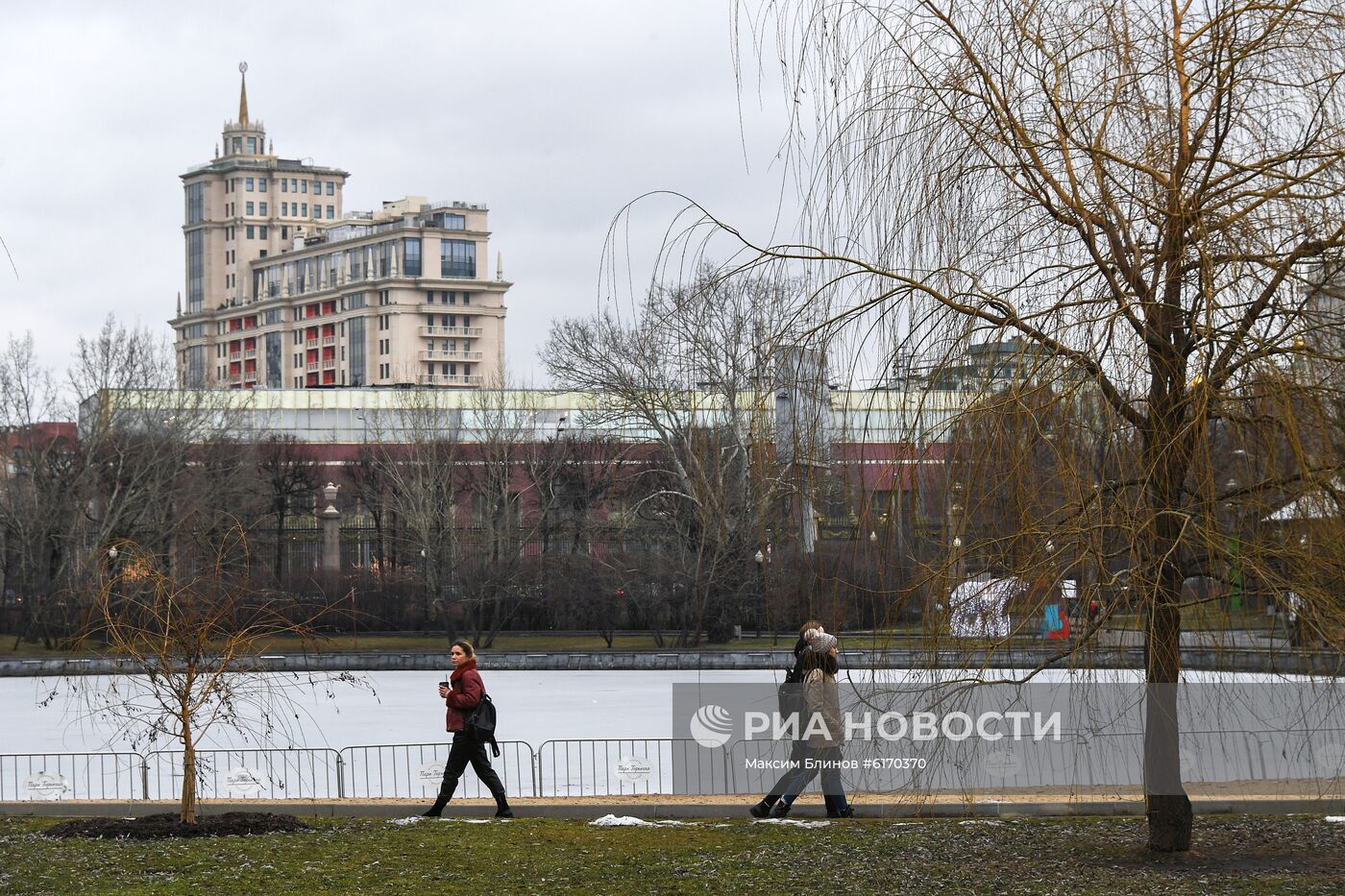 Теплая погода в Москве и Санкт-Петербурге