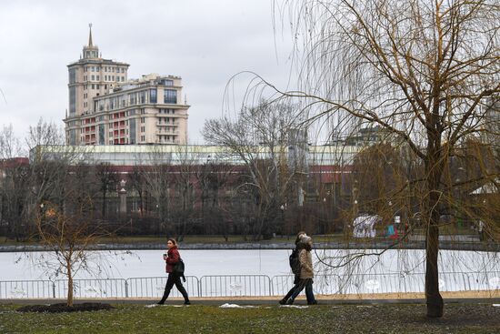 Теплая погода в Москве и Санкт-Петербурге