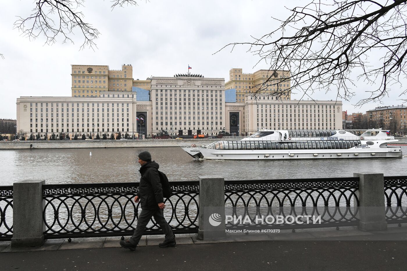 Теплая погода в Москве и Санкт-Петербурге