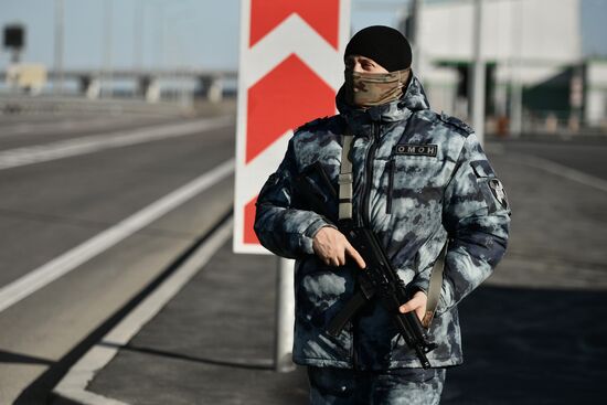 Посты ДПС появились возле Крымского моста