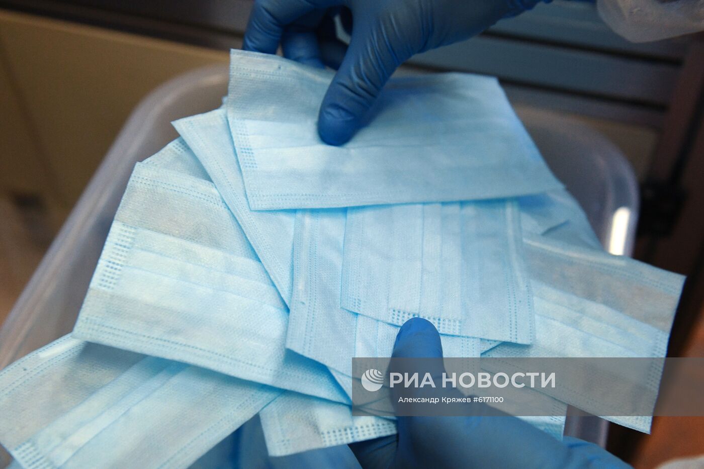 Тканевые маски широкого назначения, произведенные на предприятии ООО "Медсклад" в городе Бердске Новосибирской области. Планируемый объём выпуска: 50 000 - 80 000 масок ежесуточно без выходных. Место: Россия, Новосибирская область, Бердск. Автор: Александр Кряжев/РИА Новости. Запуск производства тканевых масок в Новосибирской области