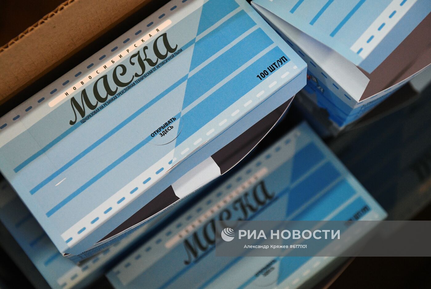 Тканевые маски широкого назначения, произведенные на предприятии ООО "Медсклад" в городе Бердске Новосибирской области. Планируемый объём выпуска: 50 000 - 80 000 масок ежесуточно без выходных. Место: Россия, Новосибирская область, Бердск. Автор: Александр Кряжев/РИА Новости. Запуск производства тканевых масок в Новосибирской области