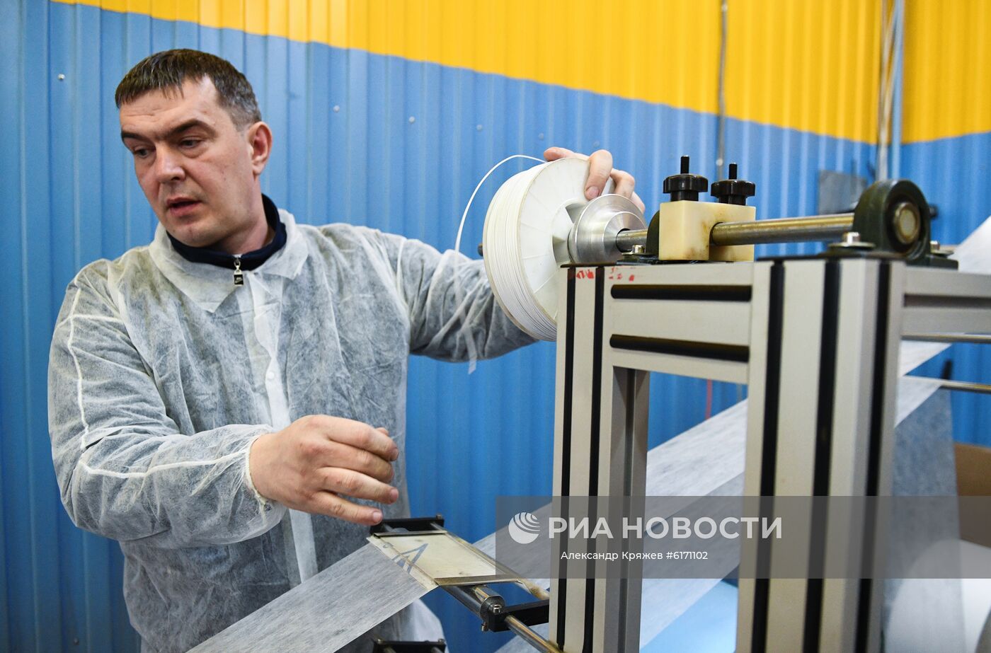 Сотрудник на производстве тканевых масок широкого назначения на предприятии ООО "Медсклад" в городе Бердске Новосибирской области. Планируемый объём выпуска: 50 000 - 80 000 масок ежесуточно без выходных. Место: Россия, Новосибирская область. Автор: Александр Кряжев/РИА Новости. Запуск производства тканевых масок в Новосибирской области