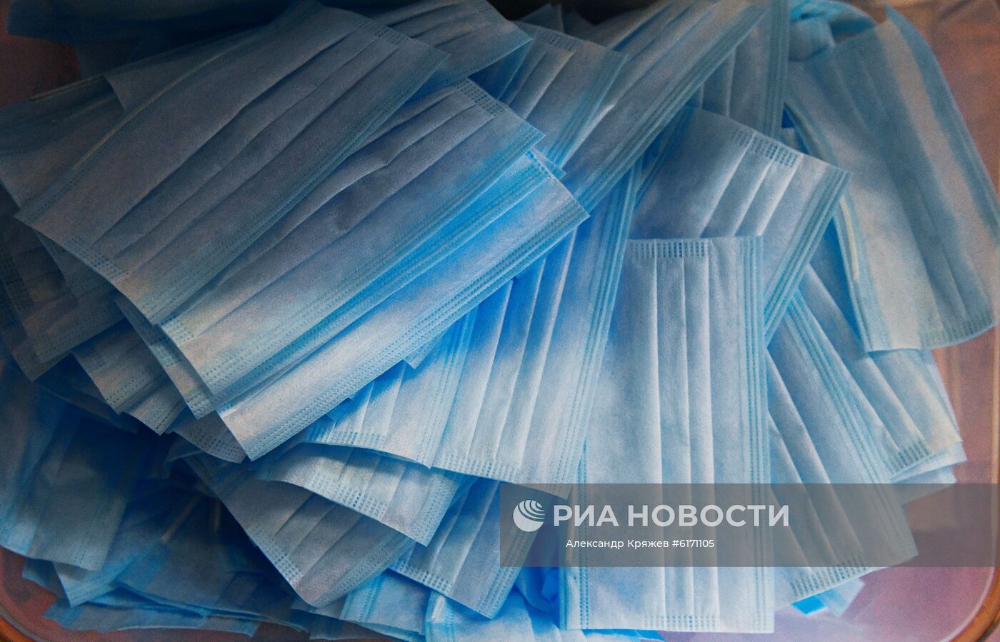 Тканевые маски широкого назначения, произведенные на предприятии ООО "Медсклад" в городе Бердске Новосибирской области. Планируемый объём выпуска: 50 000 - 80 000 масок ежесуточно без выходных. Место: Россия, Новосибирская область, Бердск. Автор: Александр Кряжев/РИА Новости. Запуск производства тканевых масок в Новосибирской области