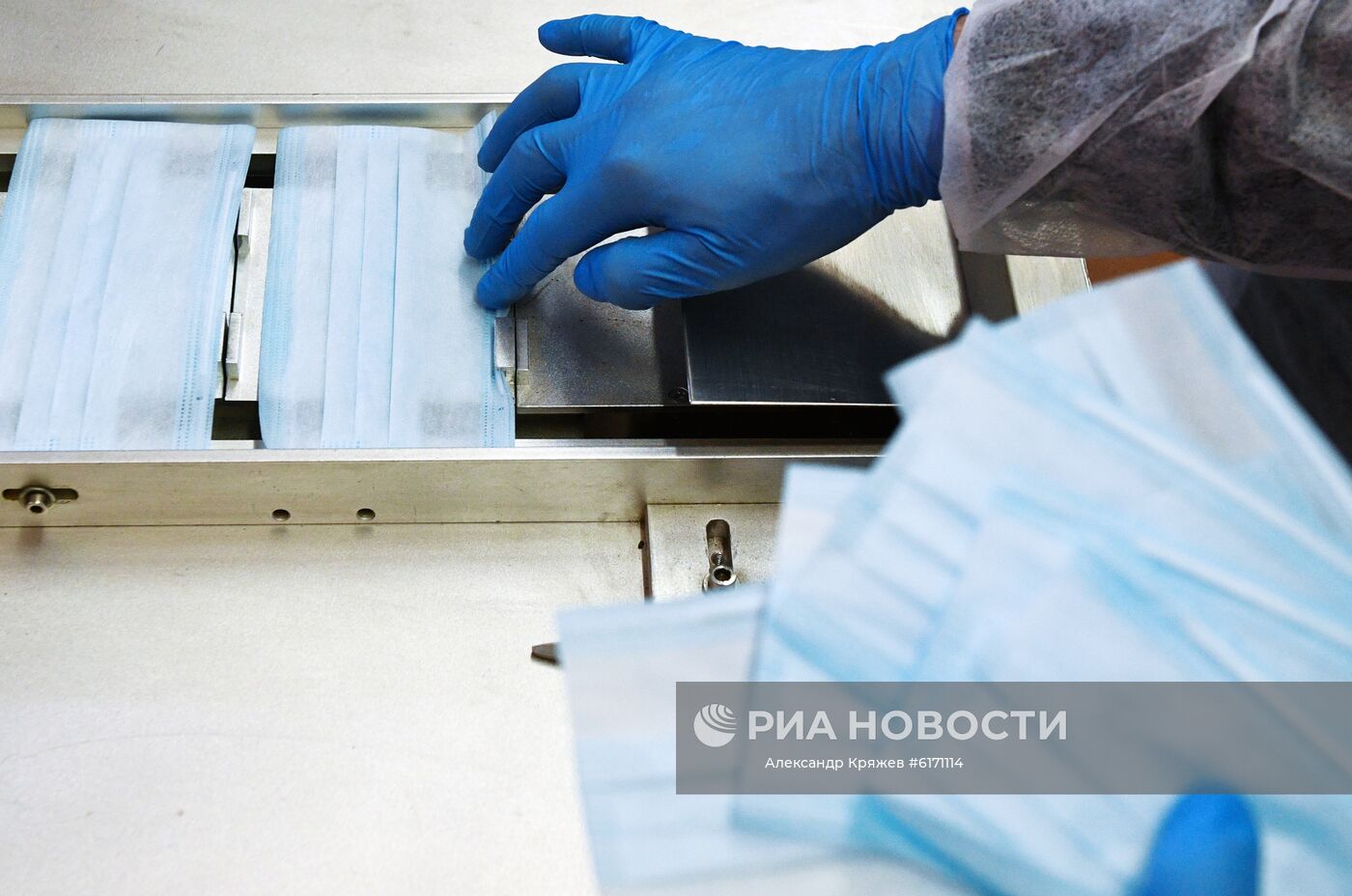 Производство тканевых масок широкого назначения на предприятии ООО "Медсклад" в городе Бердске Новосибирской области. Планируемый объём выпуска: 50 000 - 80 000 масок ежесуточно без выходных. Место: Россия, Новосибирская область. Автор: Александр Кряжев/РИА Новости. Запуск производства тканевых масок в Новосибирской области