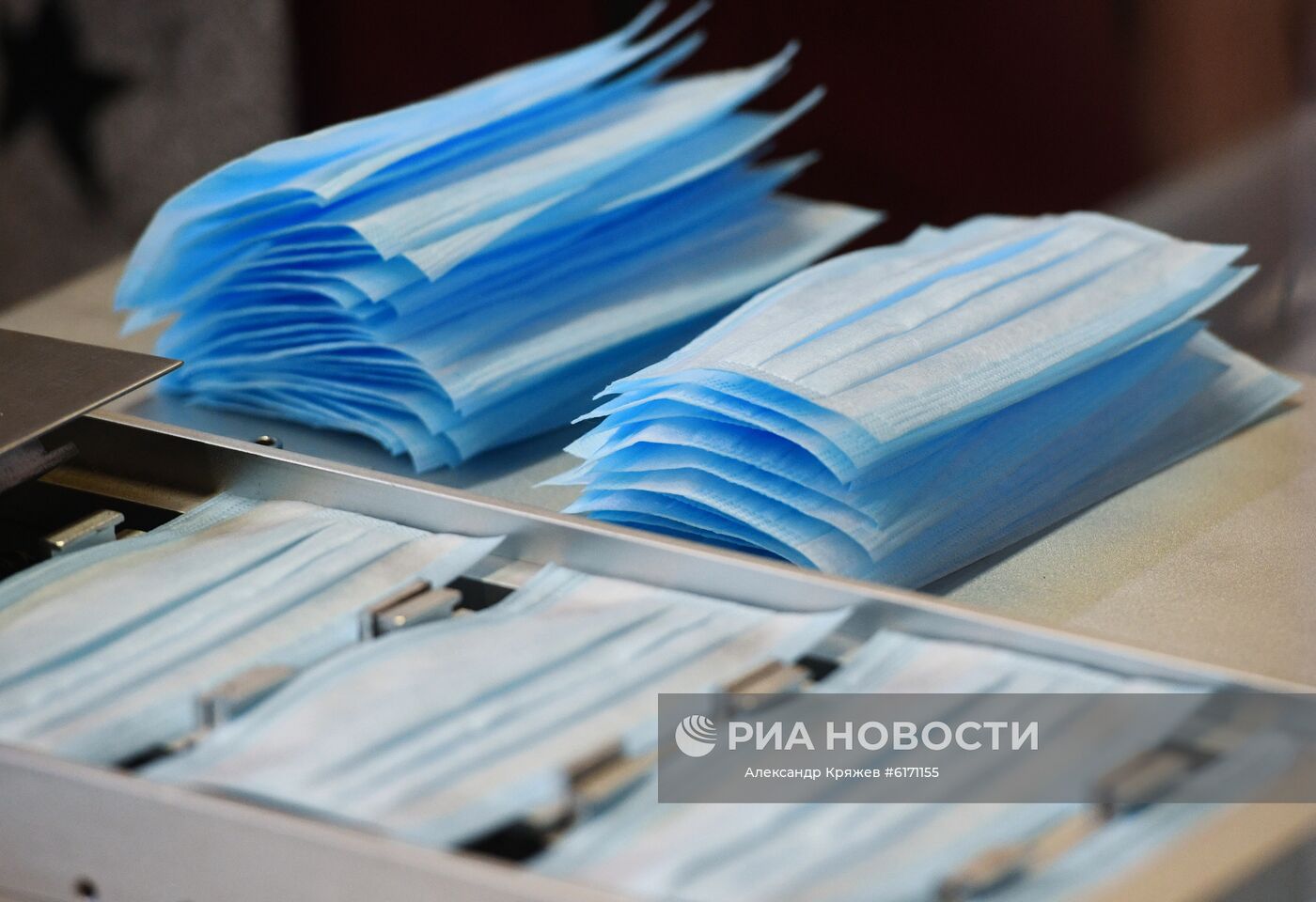 Тканевые маски широкого назначения, произведенные на предприятии ООО "Медсклад" в городе Бердске Новосибирской области. Планируемый объём выпуска: 50 000 - 80 000 масок ежесуточно без выходных. Место: Россия, Новосибирская область, Бердск. Автор: Александр Кряжев/РИА Новости. Запуск производства тканевых масок в Новосибирской области