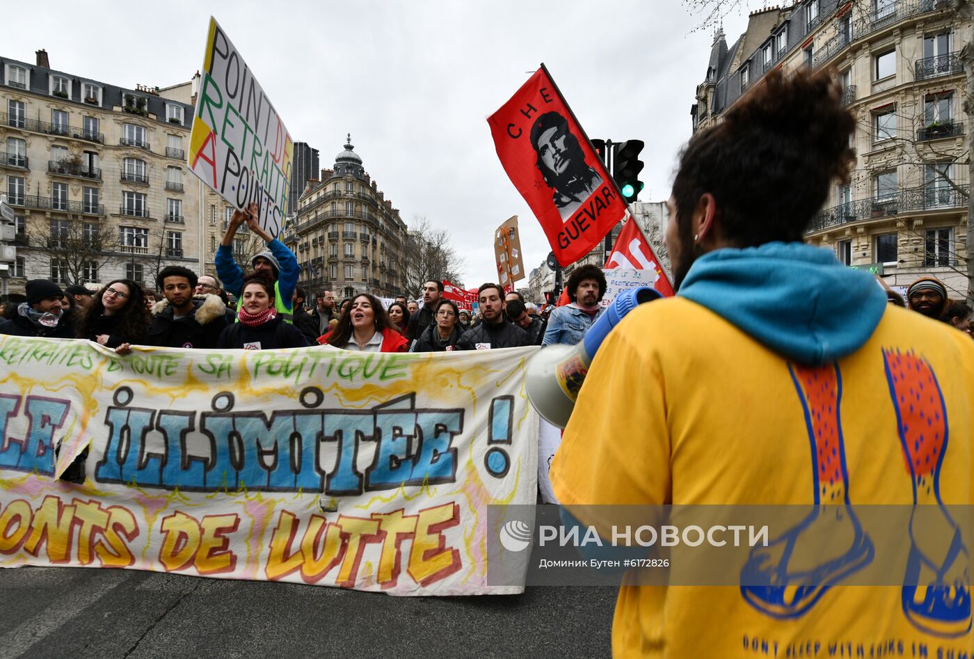 Акция в Париже против пенсионной реформы