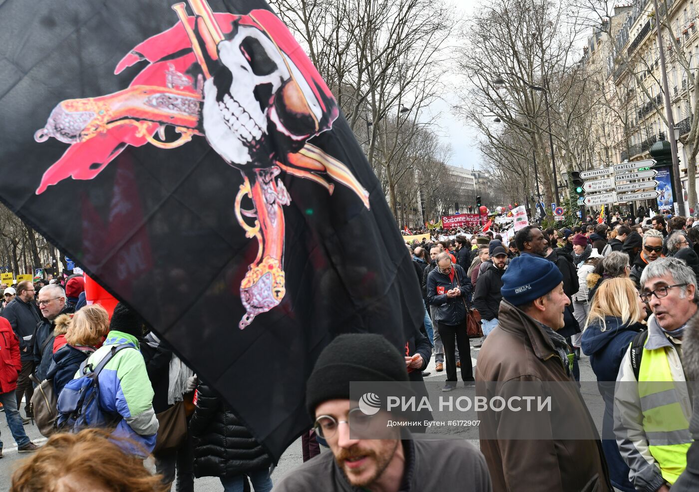 Акция в Париже против пенсионной реформы