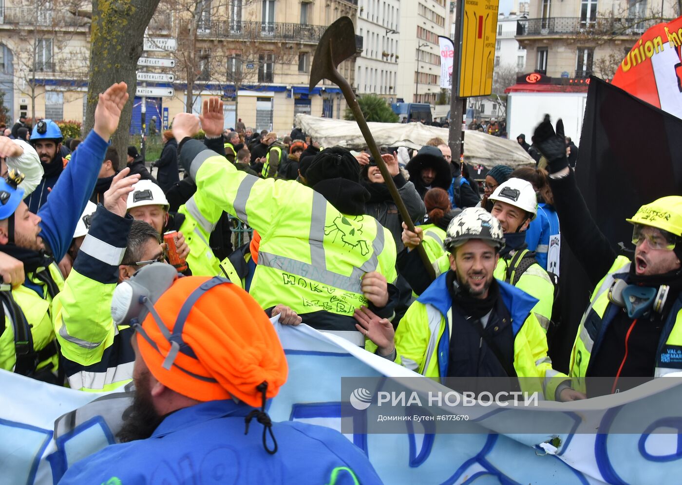 Акция в Париже против пенсионной реформы