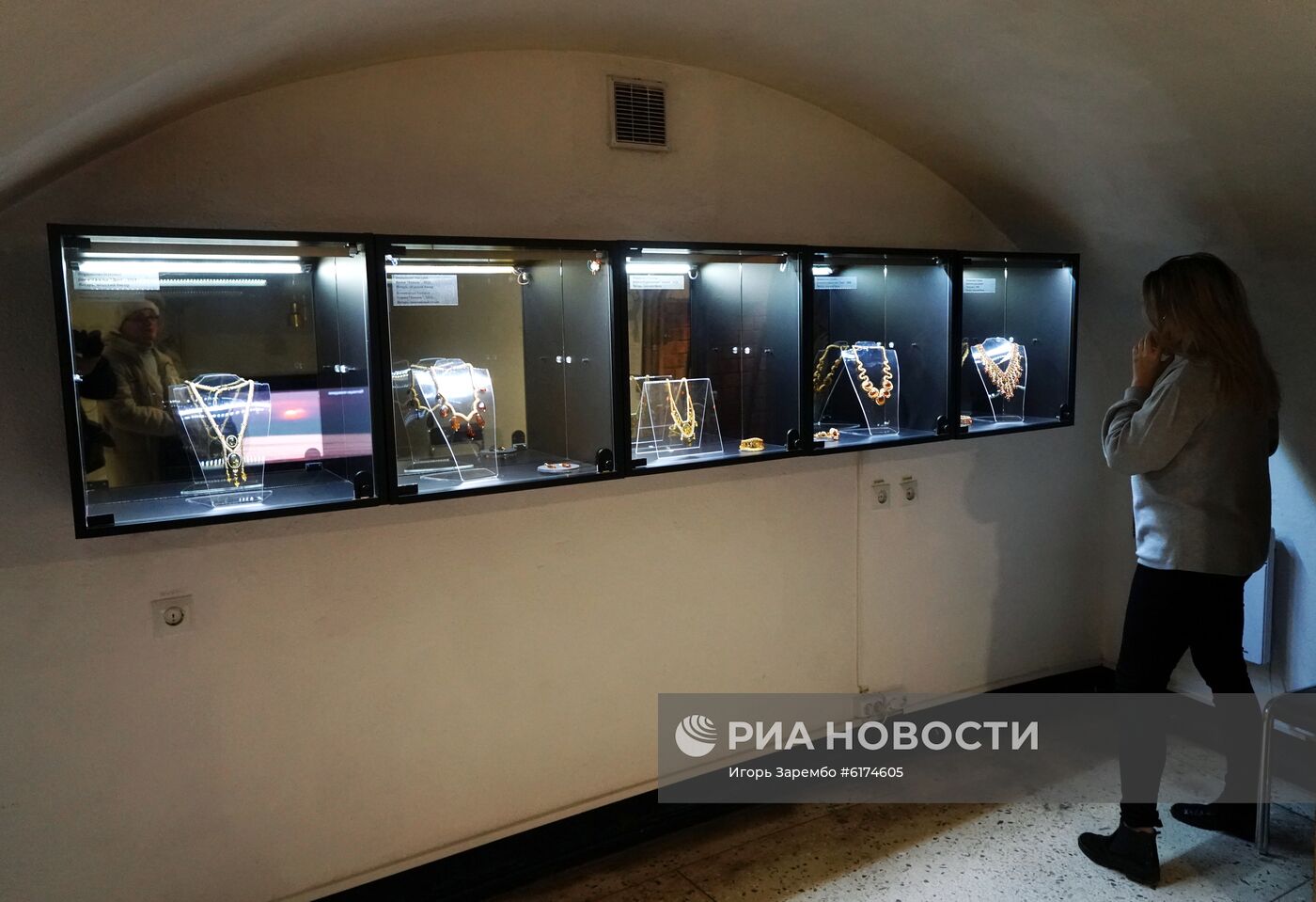 Выставка произведений из бисера и янтаря в Калининграде