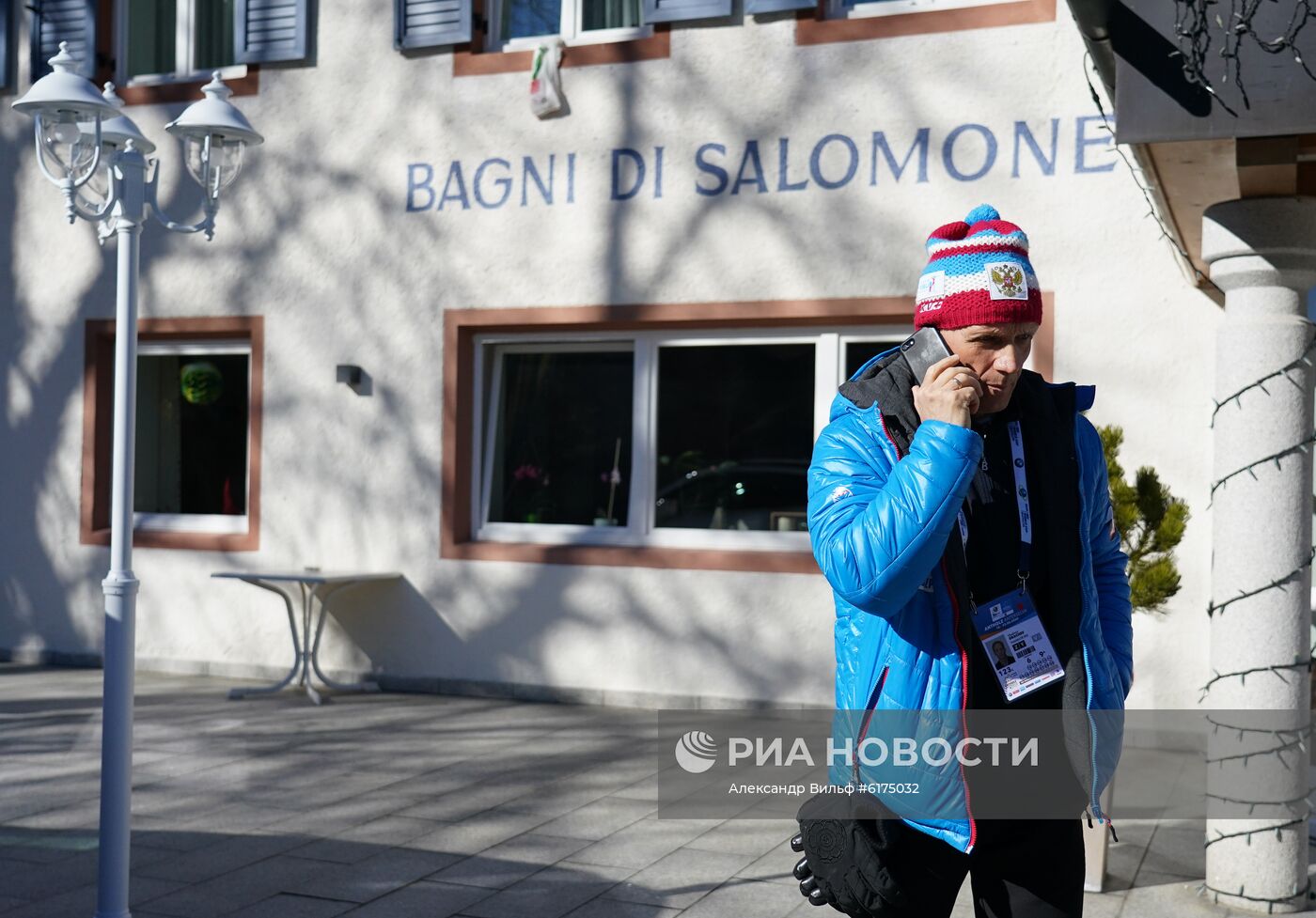 Ситуация у отеля российских биатлонистов в Италии